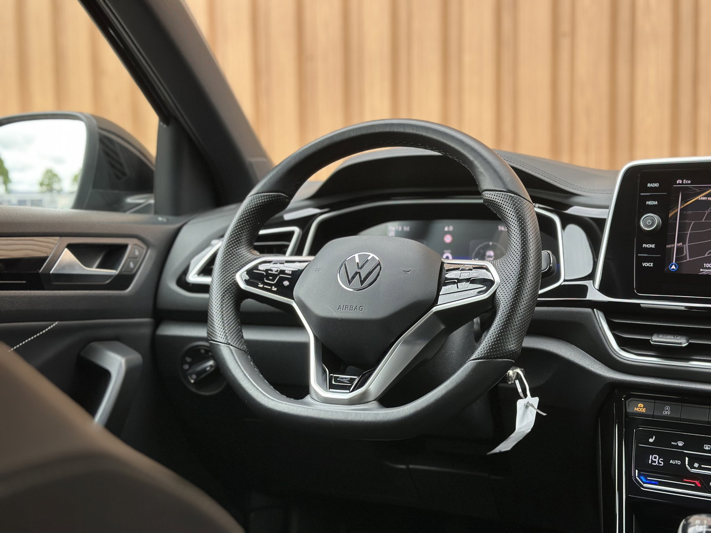 Volkswagen T-Roc 1.0 TSI R-Line Business | Massage | IQ Light | DAB | Stoelverwarming | Achteruitrijcamera | Apple Carplay | ECC |