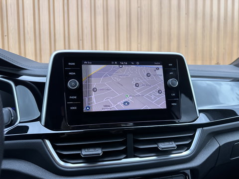 Volkswagen T-Roc 1.0 TSI R-Line Business | Massage | IQ Light | DAB | Stoelverwarming | Achteruitrijcamera | Apple Carplay | ECC |