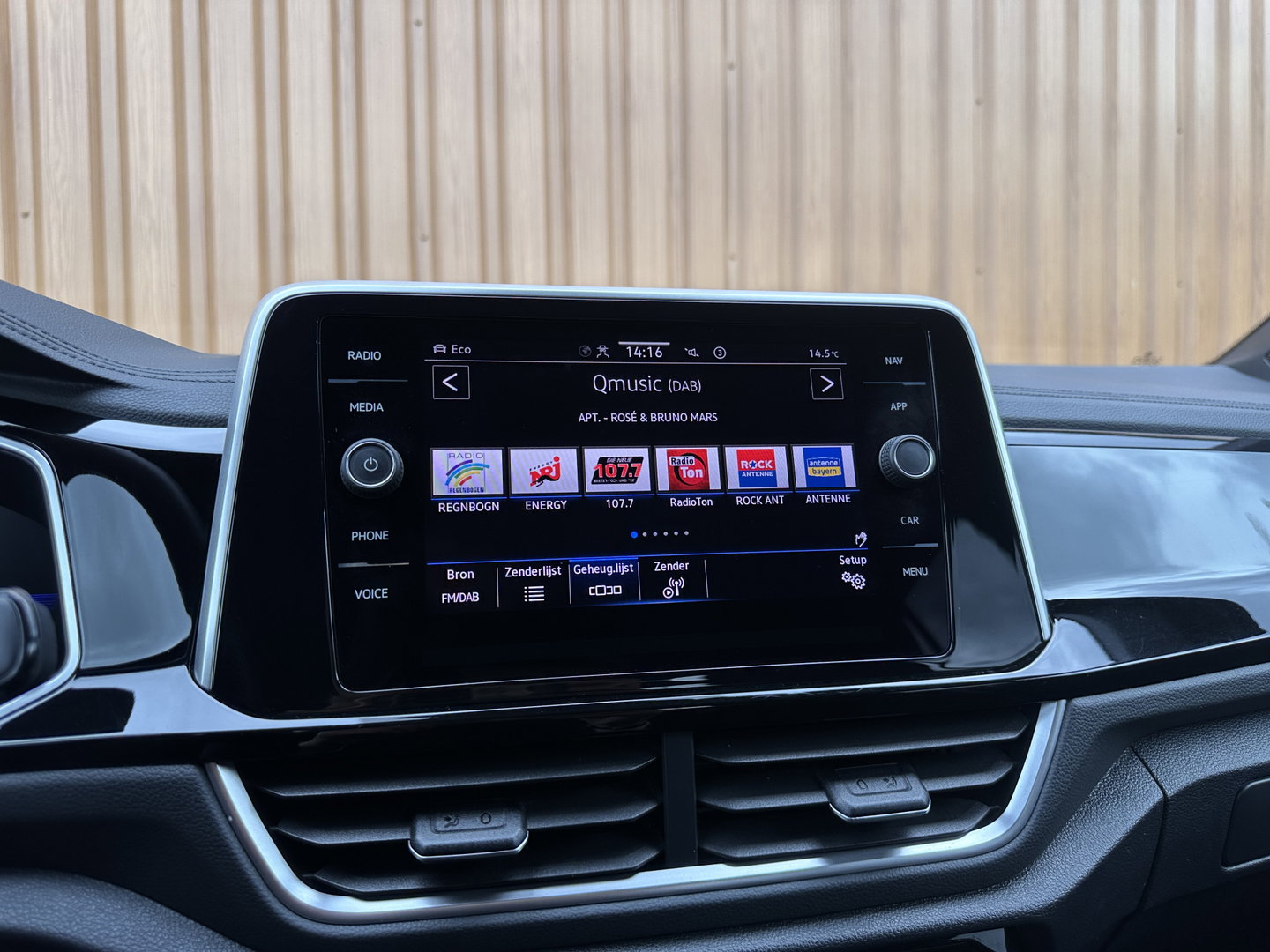 Volkswagen T-Roc 1.0 TSI R-Line Business | Massage | IQ Light | DAB | Stoelverwarming | Achteruitrijcamera | Apple Carplay | ECC |