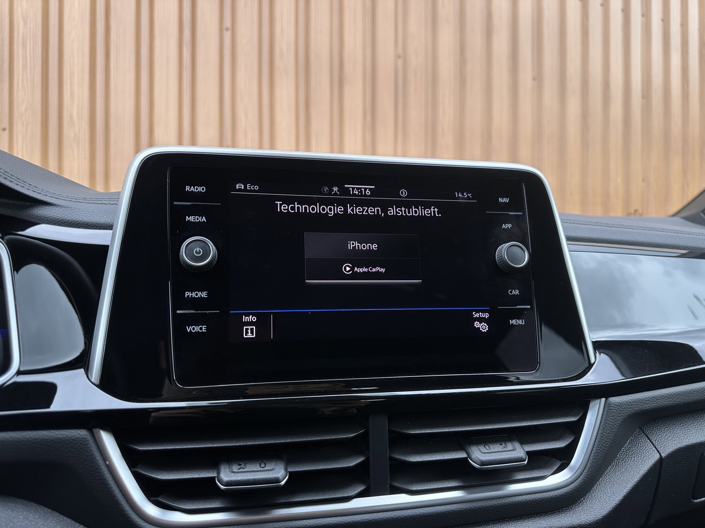 Volkswagen T-Roc 1.0 TSI R-Line Business | Massage | IQ Light | DAB | Stoelverwarming | Achteruitrijcamera | Apple Carplay | ECC |