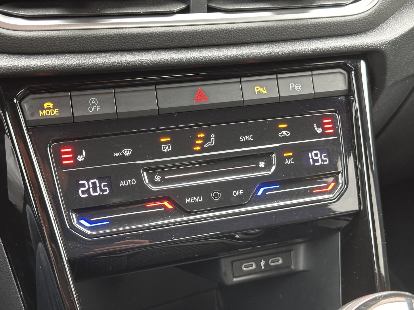 Volkswagen T-Roc 1.0 TSI R-Line Business | Massage | IQ Light | DAB | Stoelverwarming | Achteruitrijcamera | Apple Carplay | ECC |
