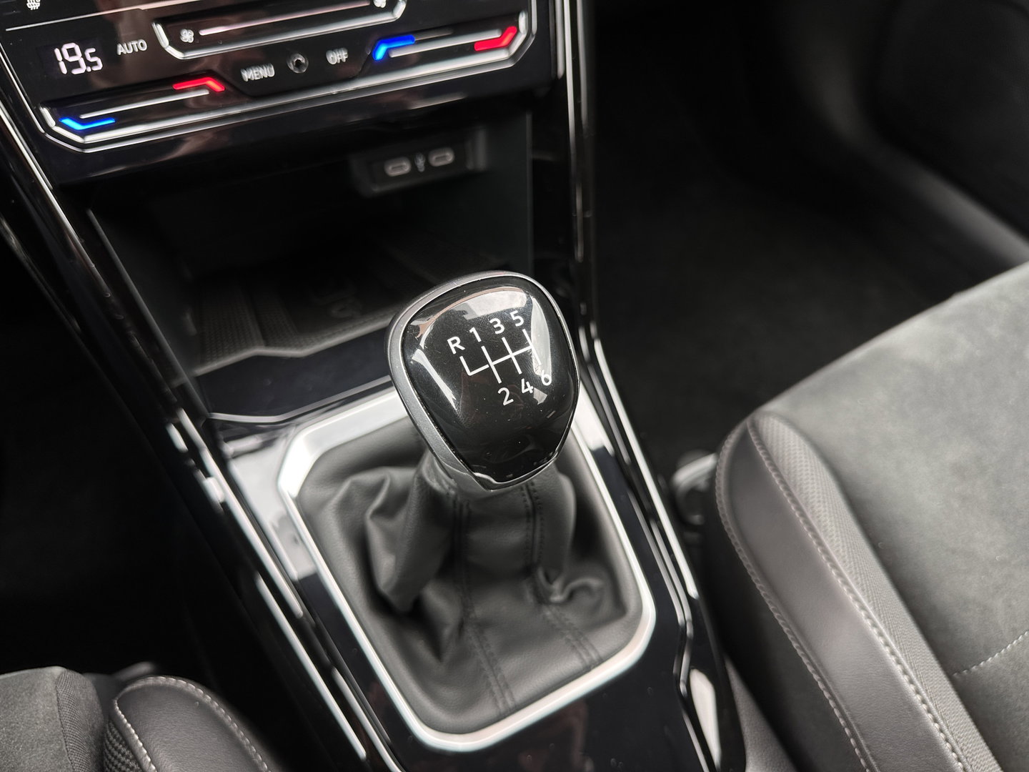 Volkswagen T-Roc 1.0 TSI R-Line Business | Massage | IQ Light | DAB | Stoelverwarming | Achteruitrijcamera | Apple Carplay | ECC |