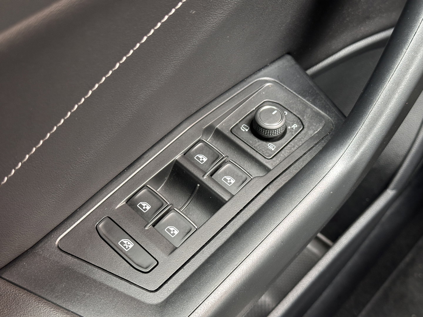 Volkswagen T-Roc 1.0 TSI R-Line Business | Massage | IQ Light | DAB | Stoelverwarming | Achteruitrijcamera | Apple Carplay | ECC |