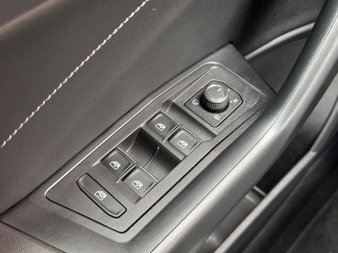 Volkswagen T-Roc 1.0 TSI R-Line Business | Massage | IQ Light | DAB | Stoelverwarming | Achteruitrijcamera | Apple Carplay | ECC |