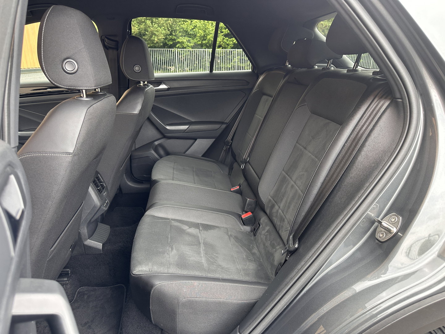 Volkswagen T-Roc 1.0 TSI R-Line Business | Massage | IQ Light | DAB | Stoelverwarming | Achteruitrijcamera | Apple Carplay | ECC |