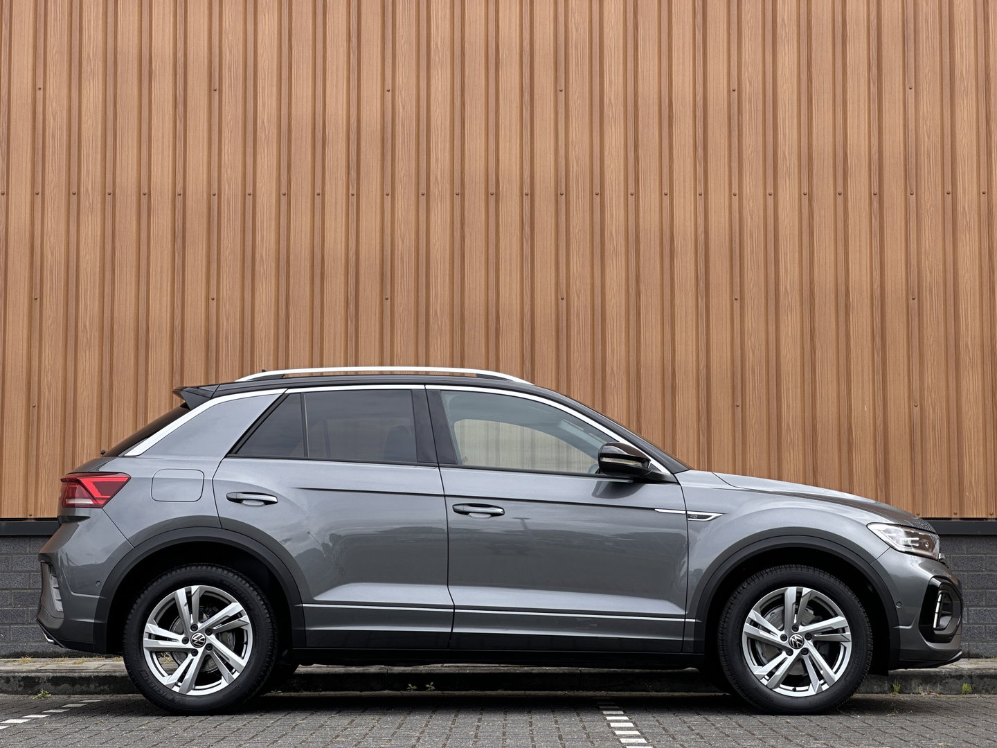 Volkswagen T-Roc 1.0 TSI R-Line Business | Massage | IQ Light | DAB | Stoelverwarming | Achteruitrijcamera | Apple Carplay | ECC |