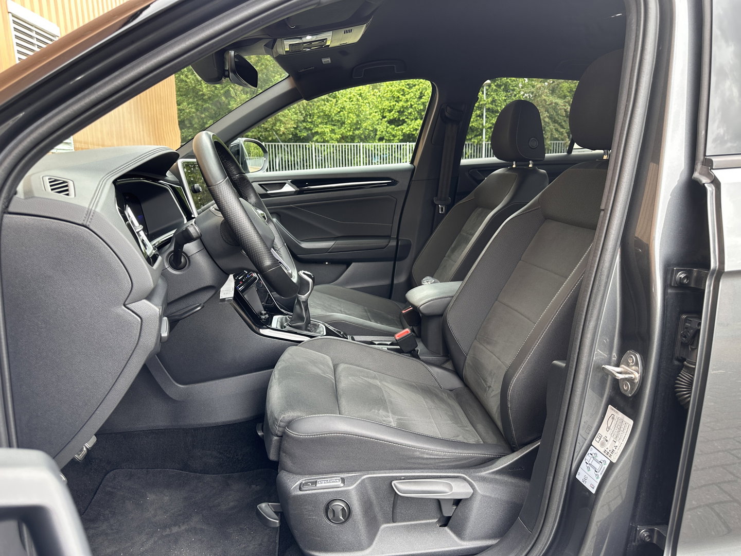 Volkswagen T-Roc 1.0 TSI R-Line Business | Massage | IQ Light | DAB | Stoelverwarming | Achteruitrijcamera | Apple Carplay | ECC |