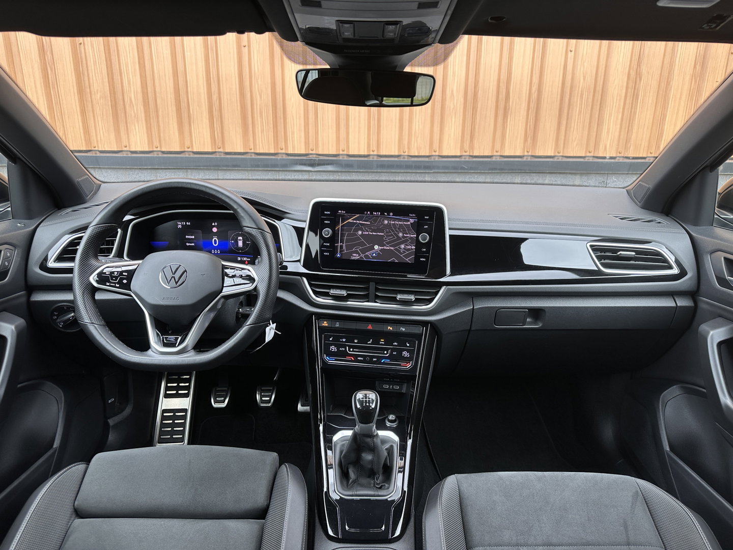 Volkswagen T-Roc 1.0 TSI R-Line Business | Massage | IQ Light | DAB | Stoelverwarming | Achteruitrijcamera | Apple Carplay | ECC |