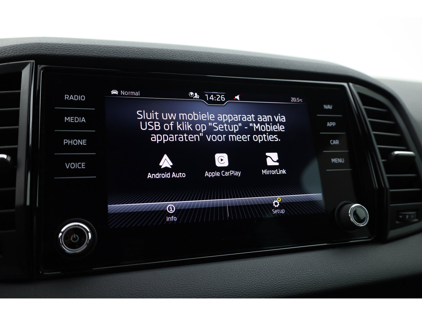 Škoda Karoq 1.5 TSI ACT Sportline Business | Digi. Dashboard | Elek. Trekhaak | Adapt. Cruise | Camera | Keyless | 19'' | Apple CarPlay | Stoel- Stuurverw.