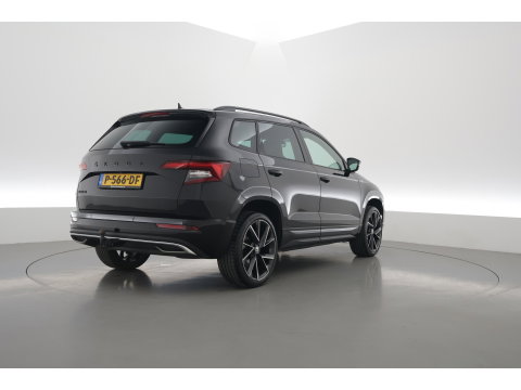 Škoda Karoq 1.5 TSI ACT Sportline Business | Digi. Dashboard | Elek. Trekhaak | Adapt. Cruise | Camera | Keyless | 19'' | Apple CarPlay | Stoel- Stuurverw.