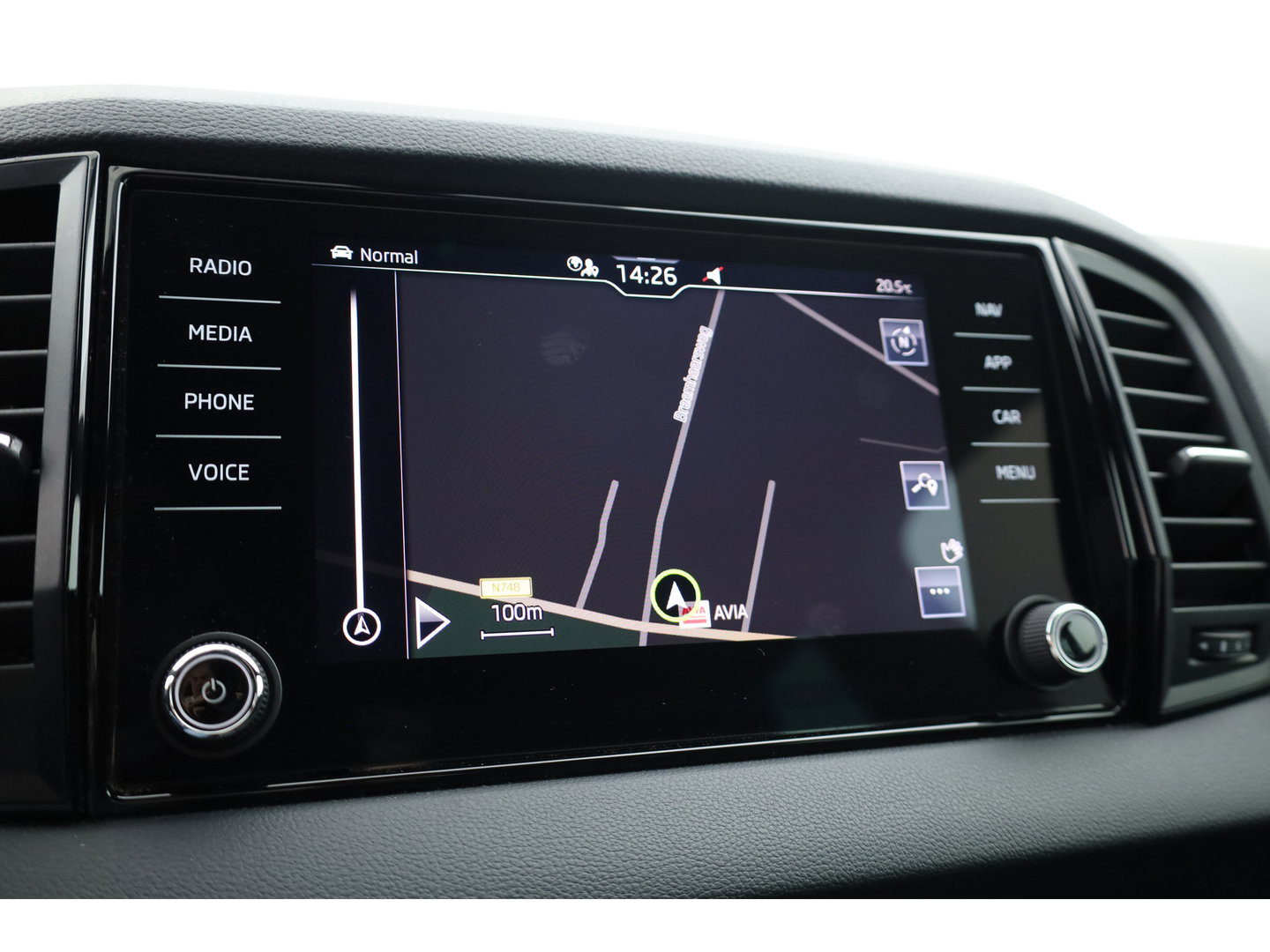 Škoda Karoq 1.5 TSI ACT Sportline Business | Digi. Dashboard | Elek. Trekhaak | Adapt. Cruise | Camera | Keyless | 19'' | Apple CarPlay | Stoel- Stuurverw.