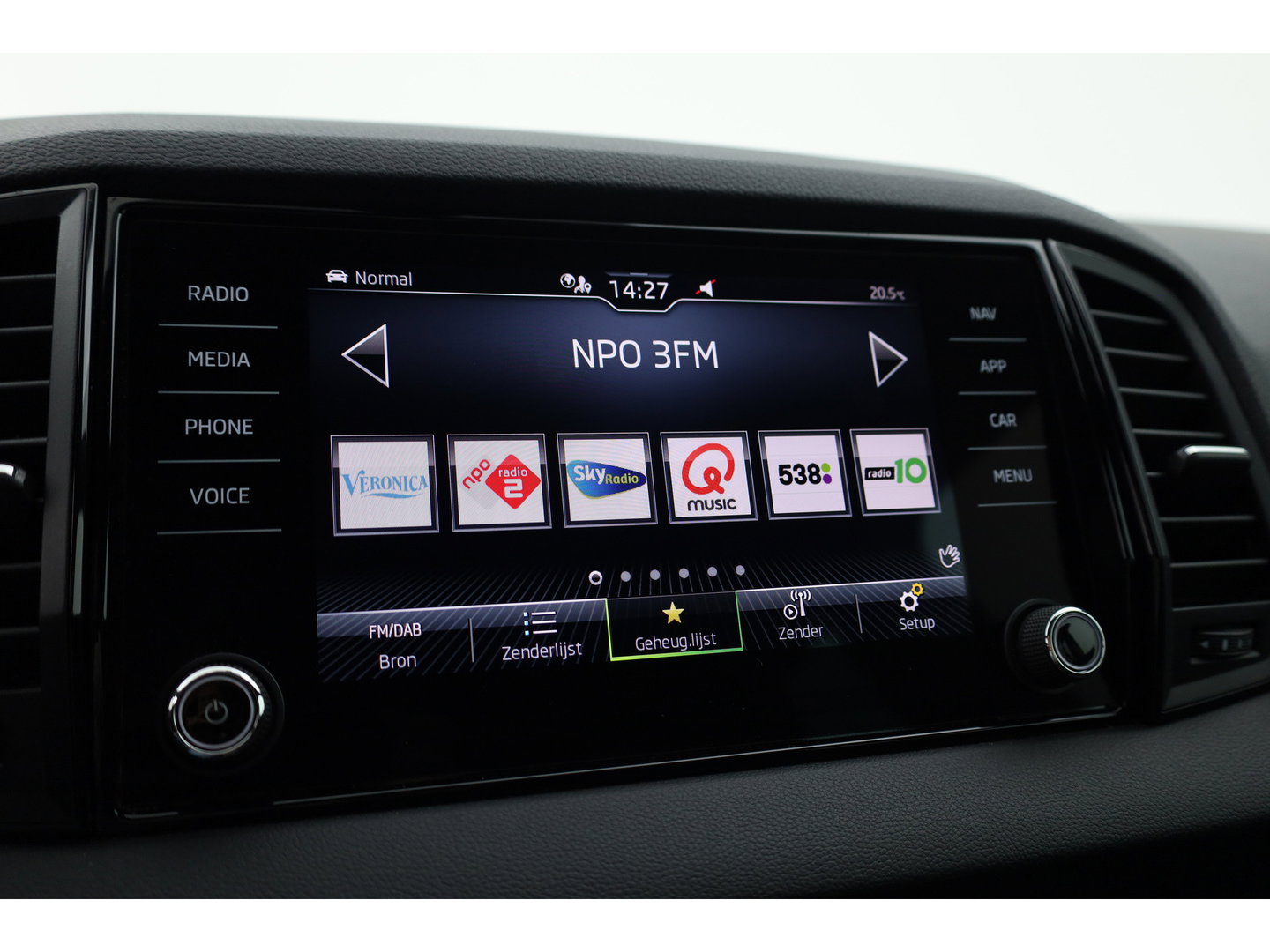Škoda Karoq 1.5 TSI ACT Sportline Business | Digi. Dashboard | Elek. Trekhaak | Adapt. Cruise | Camera | Keyless | 19'' | Apple CarPlay | Stoel- Stuurverw.