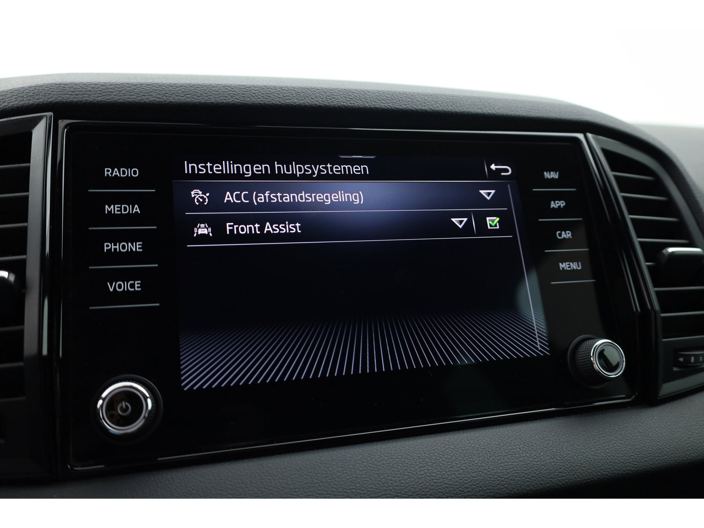 Škoda Karoq 1.5 TSI ACT Sportline Business | Digi. Dashboard | Elek. Trekhaak | Adapt. Cruise | Camera | Keyless | 19'' | Apple CarPlay | Stoel- Stuurverw.