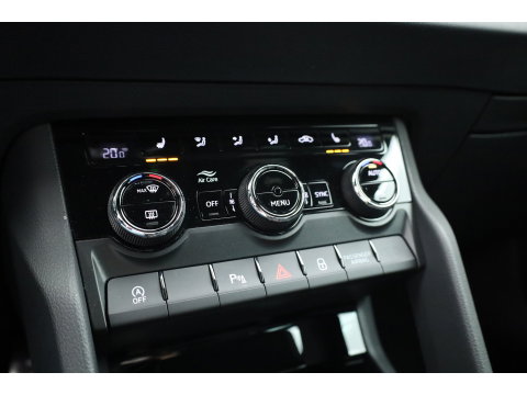 Škoda Karoq 1.5 TSI ACT Sportline Business | Digi. Dashboard | Elek. Trekhaak | Adapt. Cruise | Camera | Keyless | 19'' | Apple CarPlay | Stoel- Stuurverw.