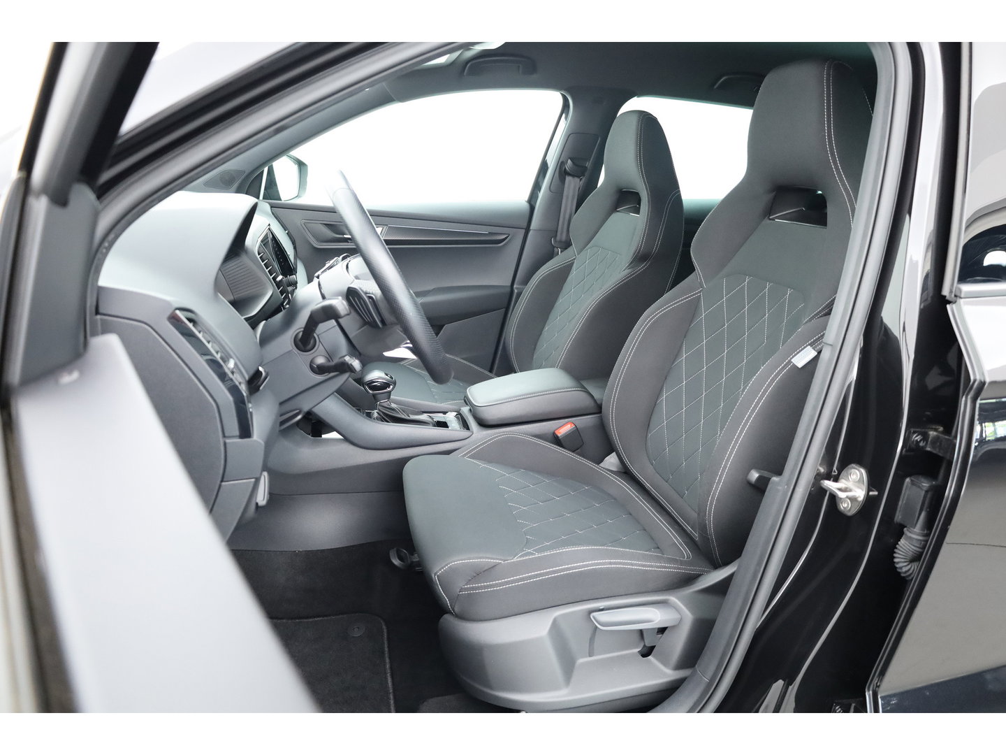 Škoda Karoq 1.5 TSI ACT Sportline Business | Digi. Dashboard | Elek. Trekhaak | Adapt. Cruise | Camera | Keyless | 19'' | Apple CarPlay | Stoel- Stuurverw.