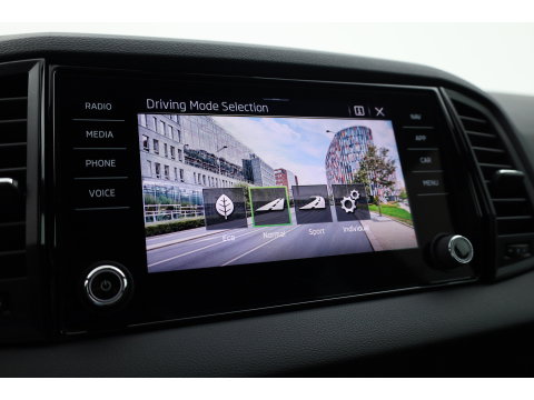 Škoda Karoq 1.5 TSI ACT Sportline Business | Digi. Dashboard | Elek. Trekhaak | Adapt. Cruise | Camera | Keyless | 19'' | Apple CarPlay | Stoel- Stuurverw.