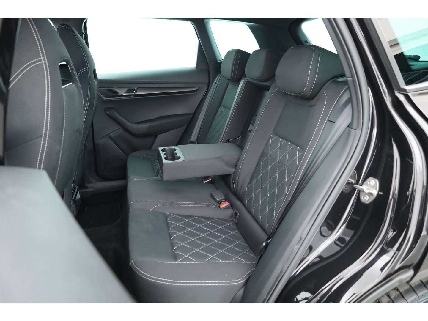 Škoda Karoq 1.5 TSI ACT Sportline Business | Digi. Dashboard | Elek. Trekhaak | Adapt. Cruise | Camera | Keyless | 19'' | Apple CarPlay | Stoel- Stuurverw.