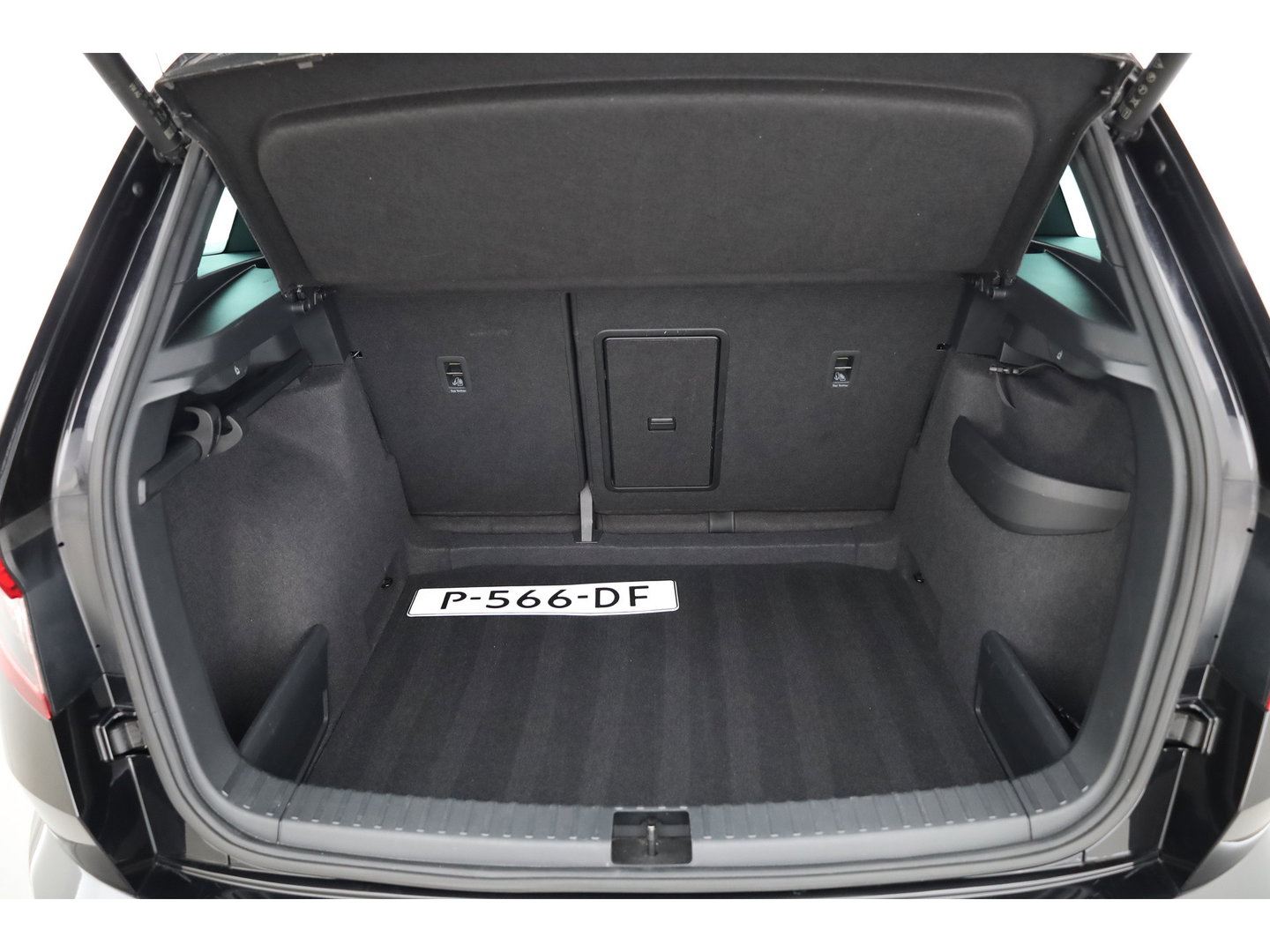 Škoda Karoq 1.5 TSI ACT Sportline Business | Digi. Dashboard | Elek. Trekhaak | Adapt. Cruise | Camera | Keyless | 19'' | Apple CarPlay | Stoel- Stuurverw.