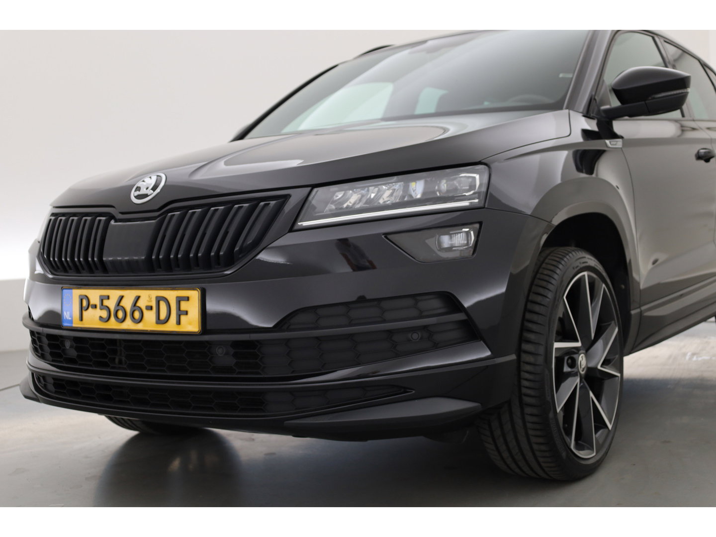 Škoda Karoq 1.5 TSI ACT Sportline Business | Digi. Dashboard | Elek. Trekhaak | Adapt. Cruise | Camera | Keyless | 19'' | Apple CarPlay | Stoel- Stuurverw.