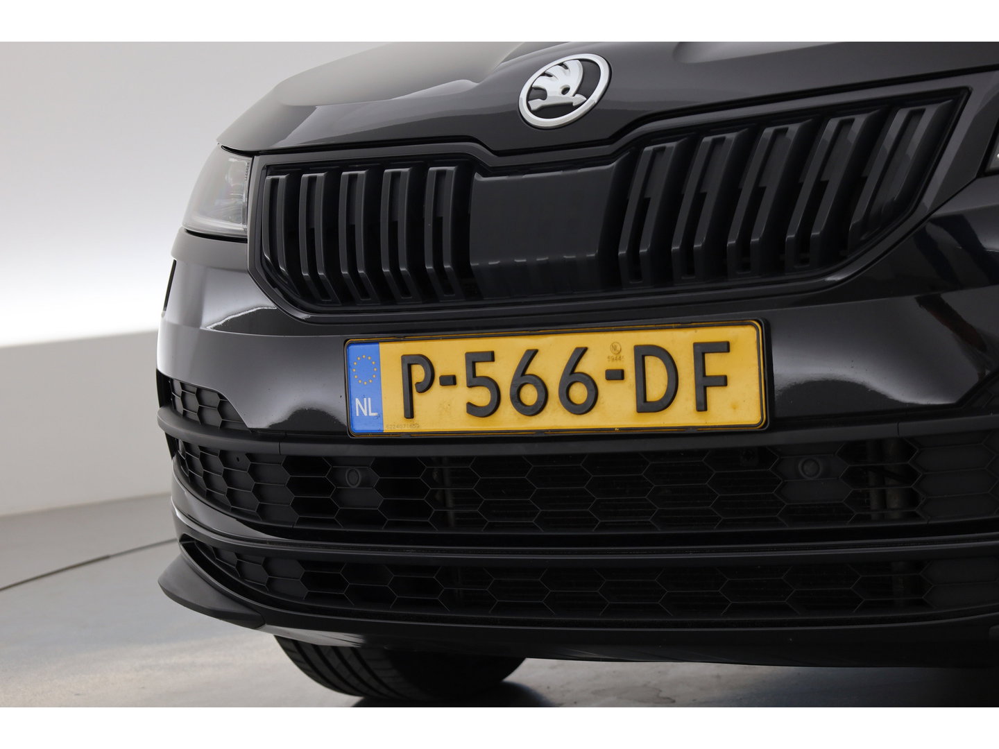 Škoda Karoq 1.5 TSI ACT Sportline Business | Digi. Dashboard | Elek. Trekhaak | Adapt. Cruise | Camera | Keyless | 19'' | Apple CarPlay | Stoel- Stuurverw.