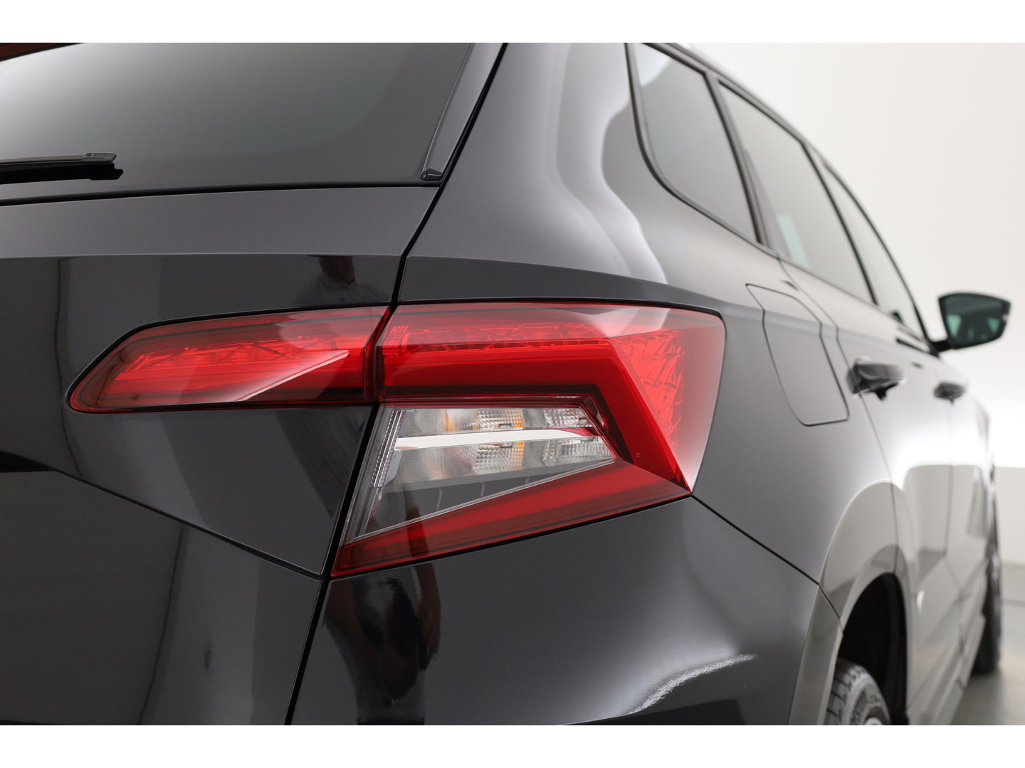 Škoda Karoq 1.5 TSI ACT Sportline Business | Digi. Dashboard | Elek. Trekhaak | Adapt. Cruise | Camera | Keyless | 19'' | Apple CarPlay | Stoel- Stuurverw.