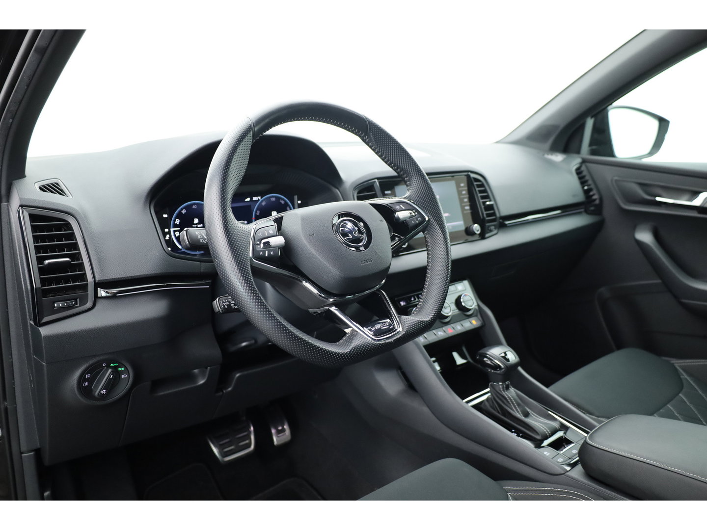 Škoda Karoq 1.5 TSI ACT Sportline Business | Digi. Dashboard | Elek. Trekhaak | Adapt. Cruise | Camera | Keyless | 19'' | Apple CarPlay | Stoel- Stuurverw.