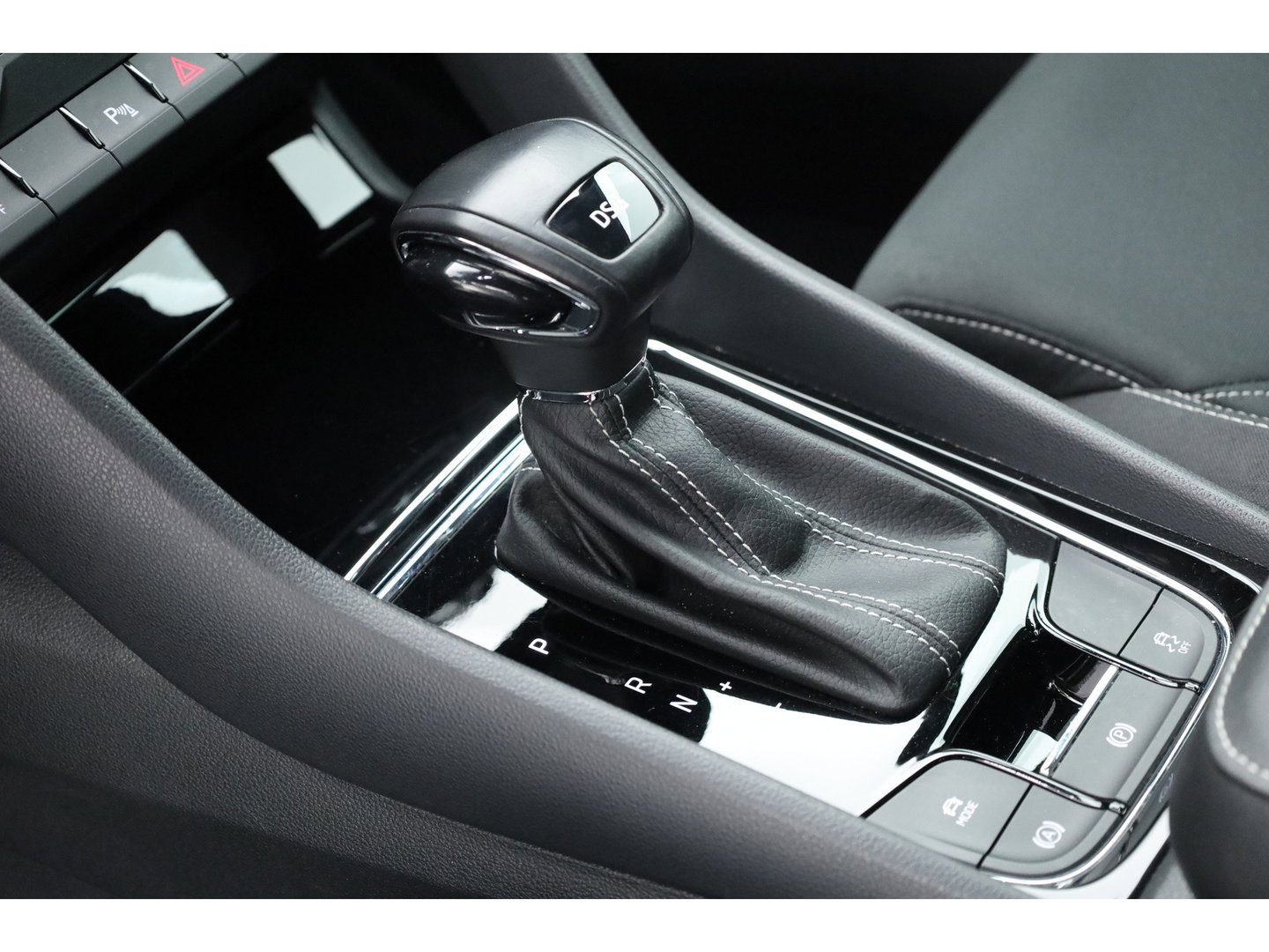 Škoda Karoq 1.5 TSI ACT Sportline Business | Digi. Dashboard | Elek. Trekhaak | Adapt. Cruise | Camera | Keyless | 19'' | Apple CarPlay | Stoel- Stuurverw.