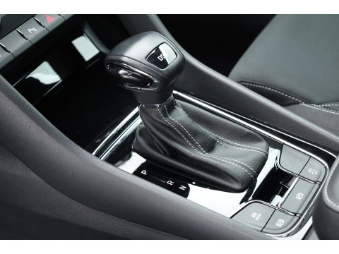 Škoda Karoq 1.5 TSI ACT Sportline Business | Digi. Dashboard | Elek. Trekhaak | Adapt. Cruise | Camera | Keyless | 19'' | Apple CarPlay | Stoel- Stuurverw.