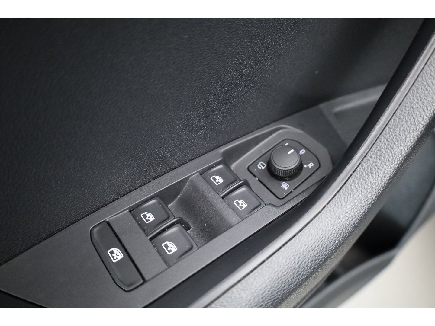 Škoda Karoq 1.5 TSI ACT Sportline Business | Digi. Dashboard | Elek. Trekhaak | Adapt. Cruise | Camera | Keyless | 19'' | Apple CarPlay | Stoel- Stuurverw.