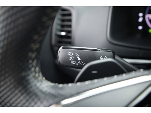 Škoda Karoq 1.5 TSI ACT Sportline Business | Digi. Dashboard | Elek. Trekhaak | Adapt. Cruise | Camera | Keyless | 19'' | Apple CarPlay | Stoel- Stuurverw.