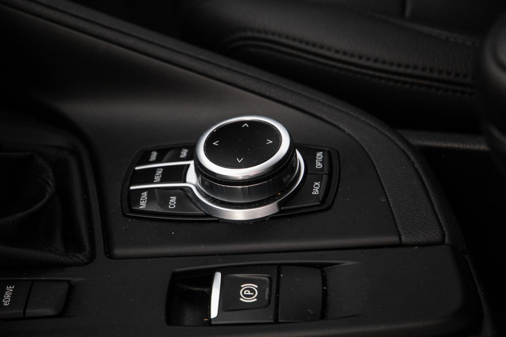 BMW X1 xDrive25e Executive X CAMERA / CARPLAY / HEAD UP DISPLAY / LEDER / LED / CRUISE CONTROLE / STOELVERWARMING