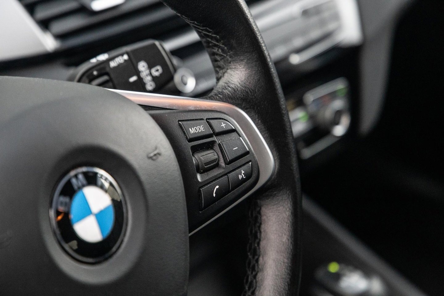 BMW X1 xDrive25e Executive X CAMERA / CARPLAY / HEAD UP DISPLAY / LEDER / LED / CRUISE CONTROLE / STOELVERWARMING