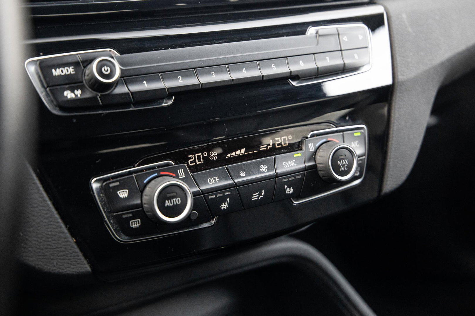 BMW X1 xDrive25e Executive X CAMERA / CARPLAY / HEAD UP DISPLAY / LEDER / LED / CRUISE CONTROLE / STOELVERWARMING