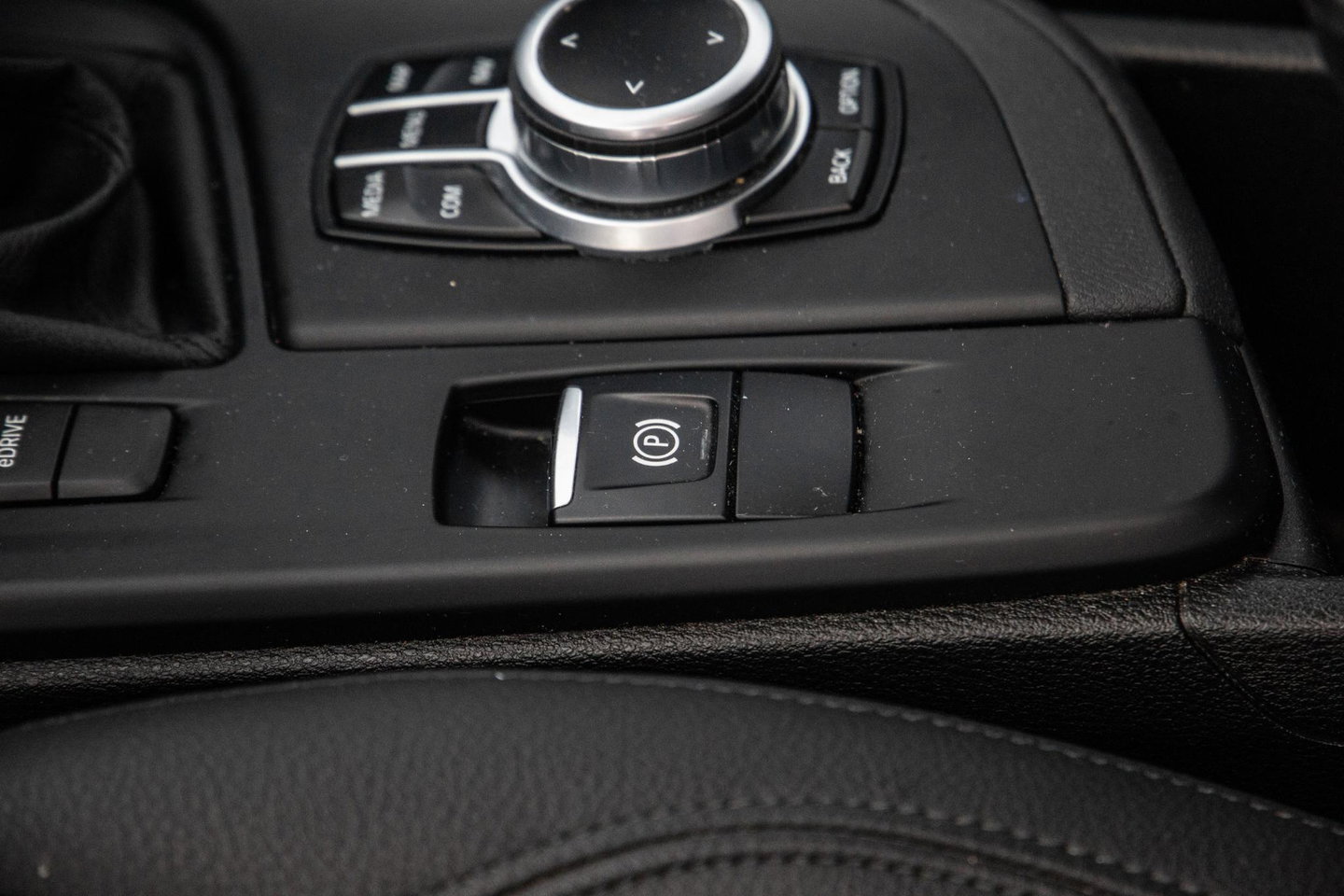 BMW X1 xDrive25e Executive X CAMERA / CARPLAY / HEAD UP DISPLAY / LEDER / LED / CRUISE CONTROLE / STOELVERWARMING