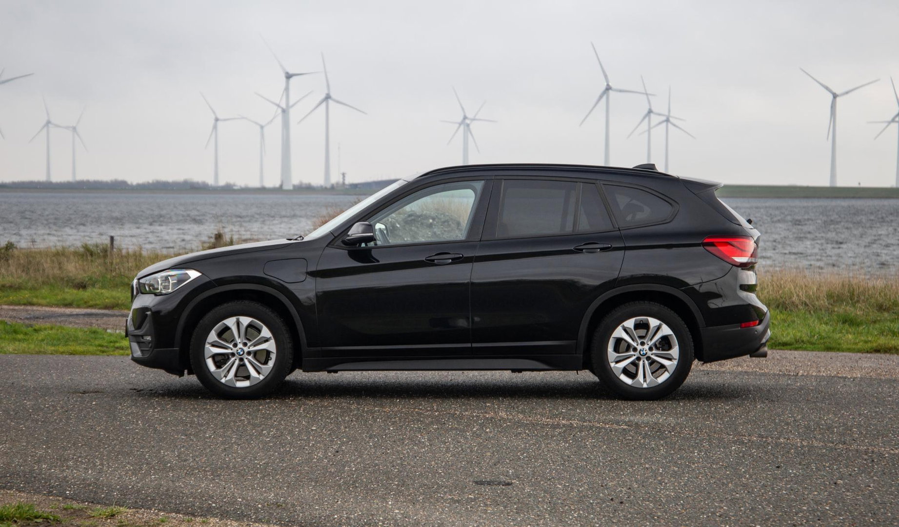 BMW X1 xDrive25e Executive X CAMERA / CARPLAY / HEAD UP DISPLAY / LEDER / LED / CRUISE CONTROLE / STOELVERWARMING