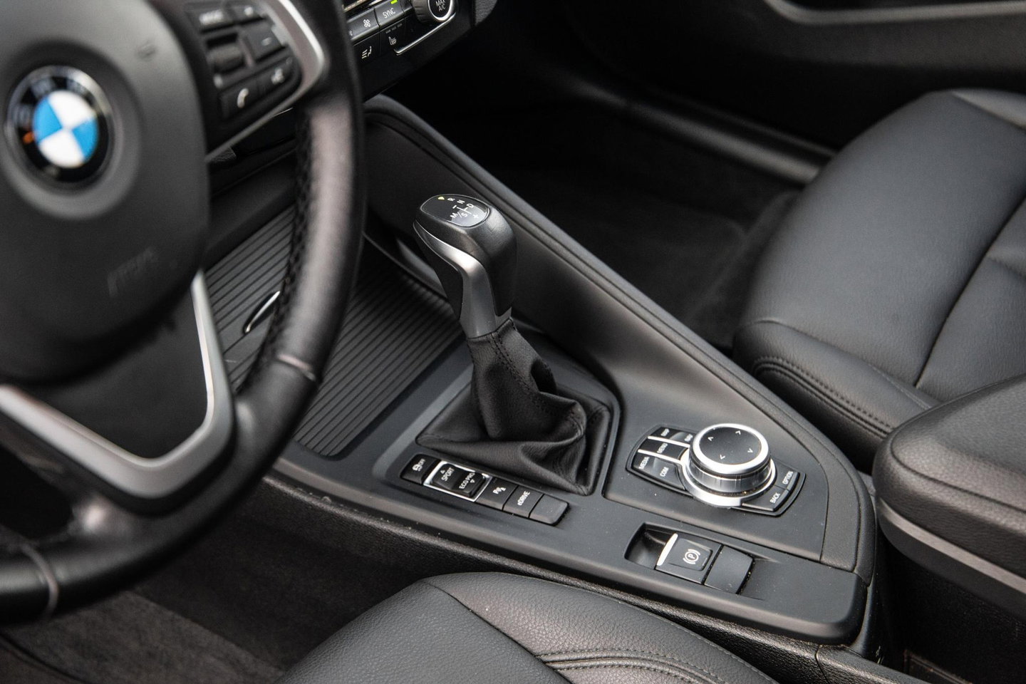 BMW X1 xDrive25e Executive X CAMERA / CARPLAY / HEAD UP DISPLAY / LEDER / LED / CRUISE CONTROLE / STOELVERWARMING