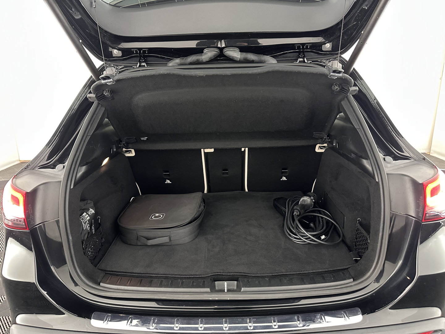 Mercedes-Benz EQA 350 4MATIC Luxury Line 67 kWh [ 3-Fase-11 kW ] (INCL-BTW) *LEATHER | FULL-LED | BLIND-SPOT | WIDESCREEN-DIGI-COCKPIT | HEATED-SPORTSEATS | CAMERA | NAVI-FULLMAP | DAB | AMBIENT-LIGHT | KEYLESS | LANE-ASSIST | 18''ALU*