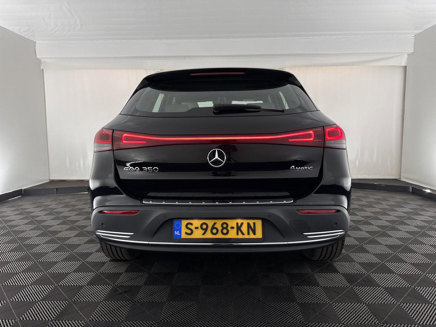 Mercedes-Benz EQA 350 4MATIC Luxury Line 67 kWh [ 3-Fase-11 kW ] (INCL-BTW) *LEATHER | FULL-LED | BLIND-SPOT | WIDESCREEN-DIGI-COCKPIT | HEATED-SPORTSEATS | CAMERA | NAVI-FULLMAP | DAB | AMBIENT-LIGHT | KEYLESS | LANE-ASSIST | 18''ALU*