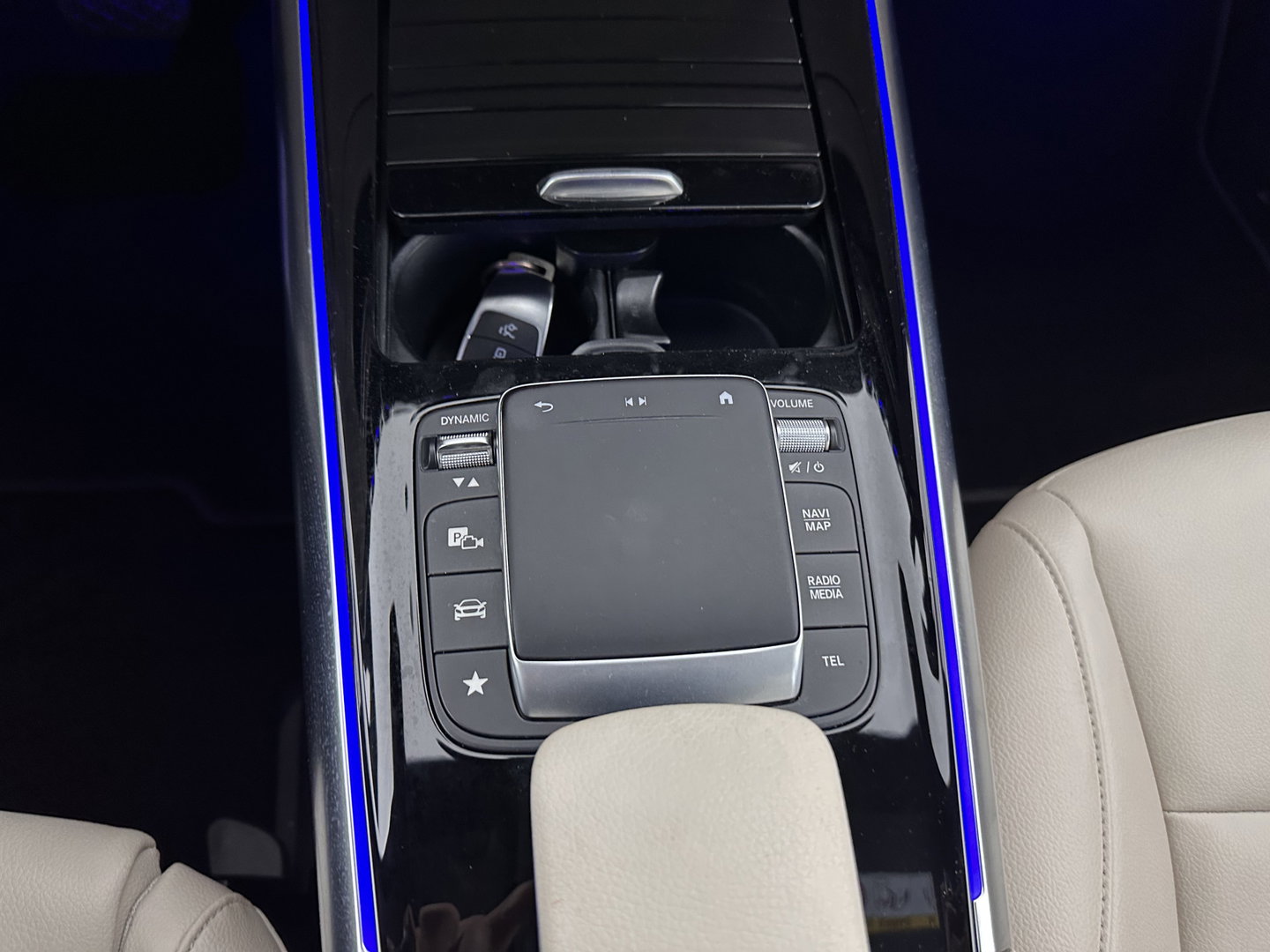Mercedes-Benz EQA 350 4MATIC Luxury Line 67 kWh [ 3-Fase-11 kW ] (INCL-BTW) *LEATHER | FULL-LED | BLIND-SPOT | WIDESCREEN-DIGI-COCKPIT | HEATED-SPORTSEATS | CAMERA | NAVI-FULLMAP | DAB | AMBIENT-LIGHT | KEYLESS | LANE-ASSIST | 18''ALU*