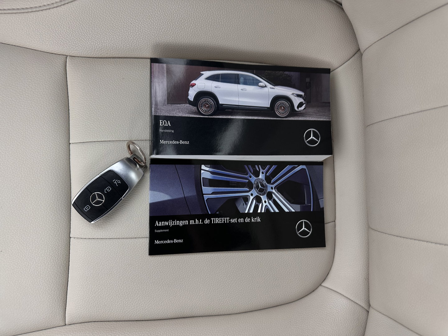 Mercedes-Benz EQA 350 4MATIC Luxury Line 67 kWh [ 3-Fase-11 kW ] (INCL-BTW) *LEATHER | FULL-LED | BLIND-SPOT | WIDESCREEN-DIGI-COCKPIT | HEATED-SPORTSEATS | CAMERA | NAVI-FULLMAP | DAB | AMBIENT-LIGHT | KEYLESS | LANE-ASSIST | 18''ALU*