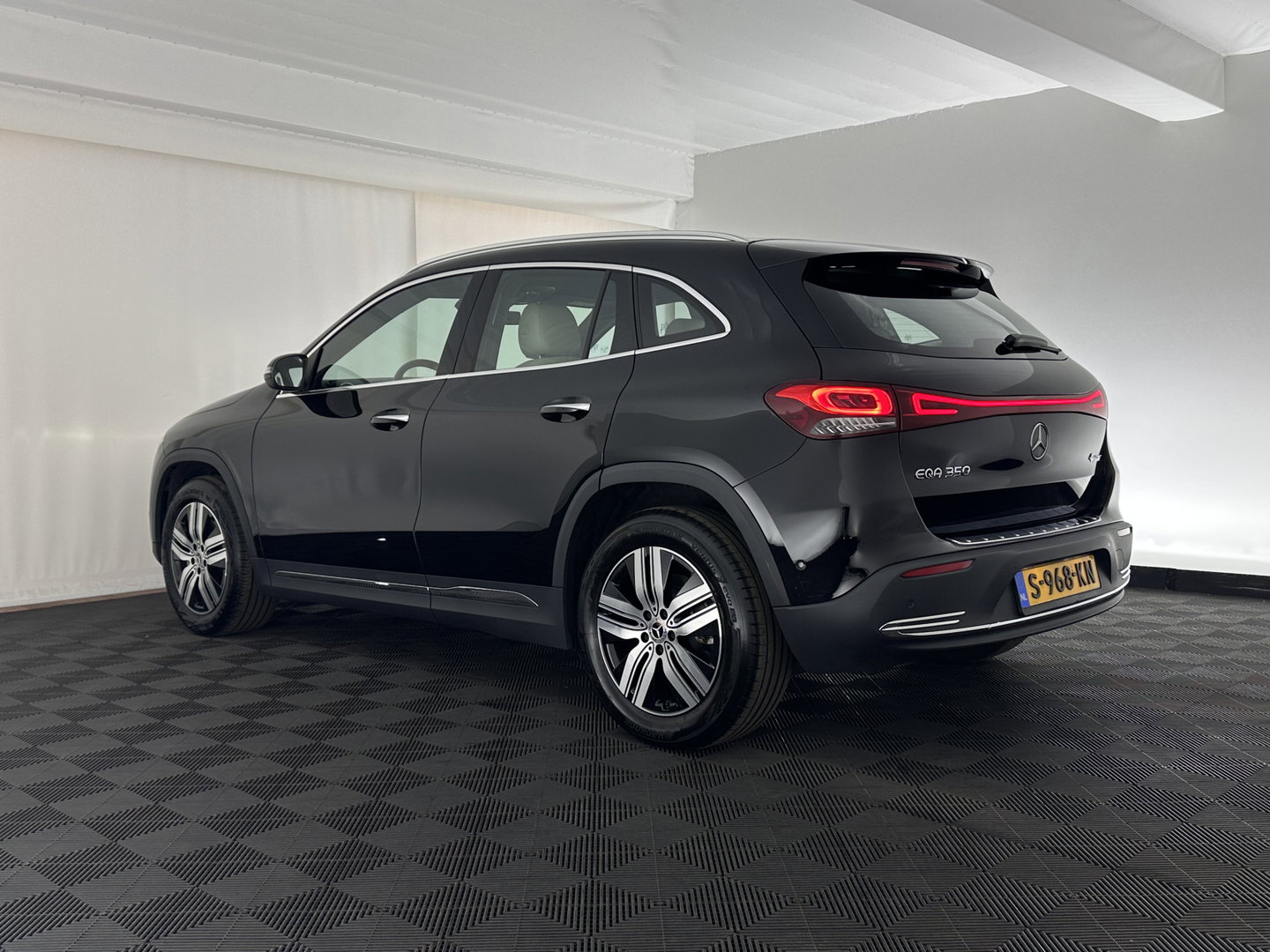 Mercedes-Benz EQA 350 4MATIC Luxury Line 67 kWh [ 3-Fase-11 kW ] (INCL-BTW) *LEATHER | FULL-LED | BLIND-SPOT | WIDESCREEN-DIGI-COCKPIT | HEATED-SPORTSEATS | CAMERA | NAVI-FULLMAP | DAB | AMBIENT-LIGHT | KEYLESS | LANE-ASSIST | 18''ALU*