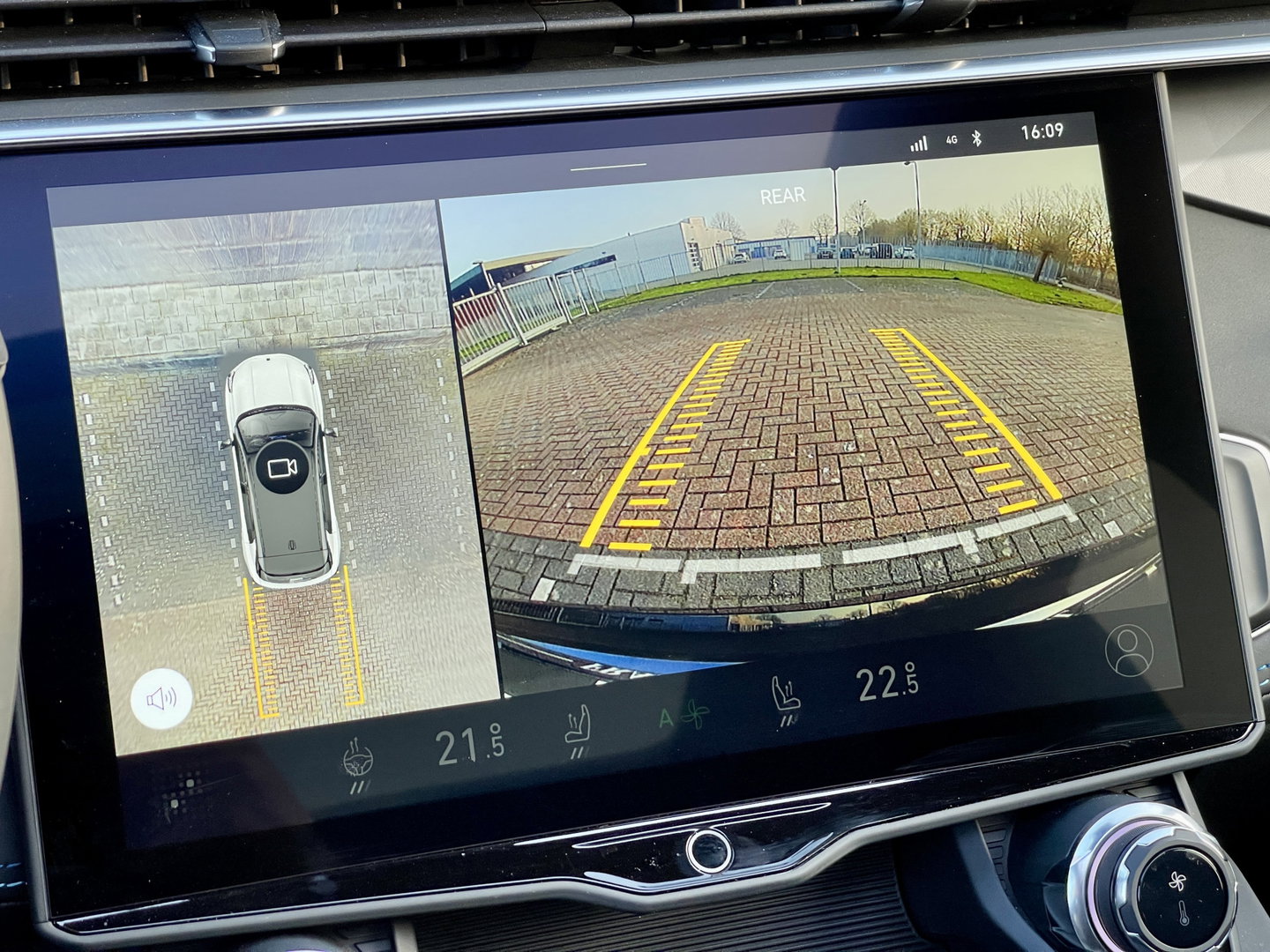 Lynk & Co 01 1.5 | Stuurverwarming | Zwarte Hemel | Panoramadak | Achteruitrijcamera | Adaptive Cruise Control | Keyless | Elektrische Bestuurdersstoel + Geheugen | Parkeersensoren | Apple Carplay | Android A