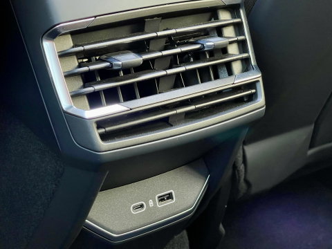 Lynk & Co 01 1.5 | Stuurverwarming | Zwarte Hemel | Panoramadak | Achteruitrijcamera | Adaptive Cruise Control | Keyless | Elektrische Bestuurdersstoel + Geheugen | Parkeersensoren | Apple Carplay | Android A