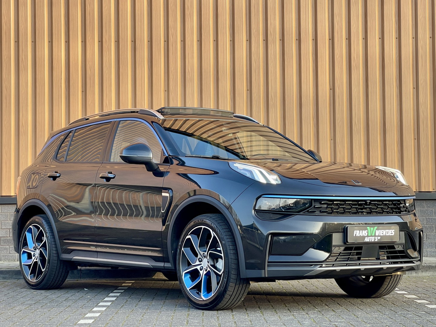 Lynk & Co 01 1.5 | Stuurverwarming | Zwarte Hemel | Panoramadak | Achteruitrijcamera | Adaptive Cruise Control | Keyless | Elektrische Bestuurdersstoel + Geheugen | Parkeersensoren | Apple Carplay | Android A