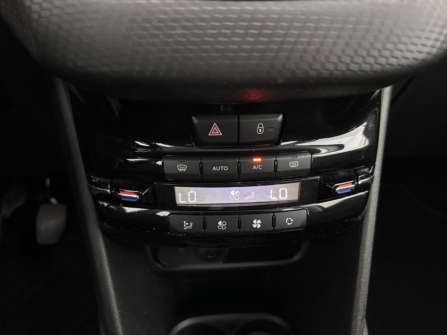 Peugeot 208 1.6 BlueHDi Blue Lease Executive *NAVI-FULLMAP | XENON | ECC | PDC | CRUISE | COMFORT-SEATS | TOWBAR | 16''ALU*