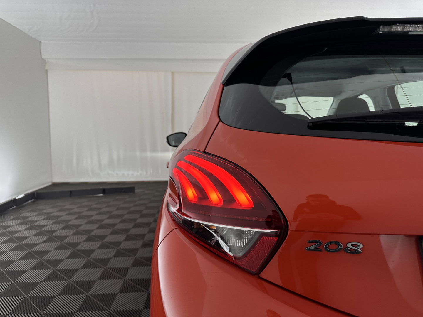 Peugeot 208 1.6 BlueHDi Blue Lease Executive *NAVI-FULLMAP | XENON | ECC | PDC | CRUISE | COMFORT-SEATS | TOWBAR | 16''ALU*