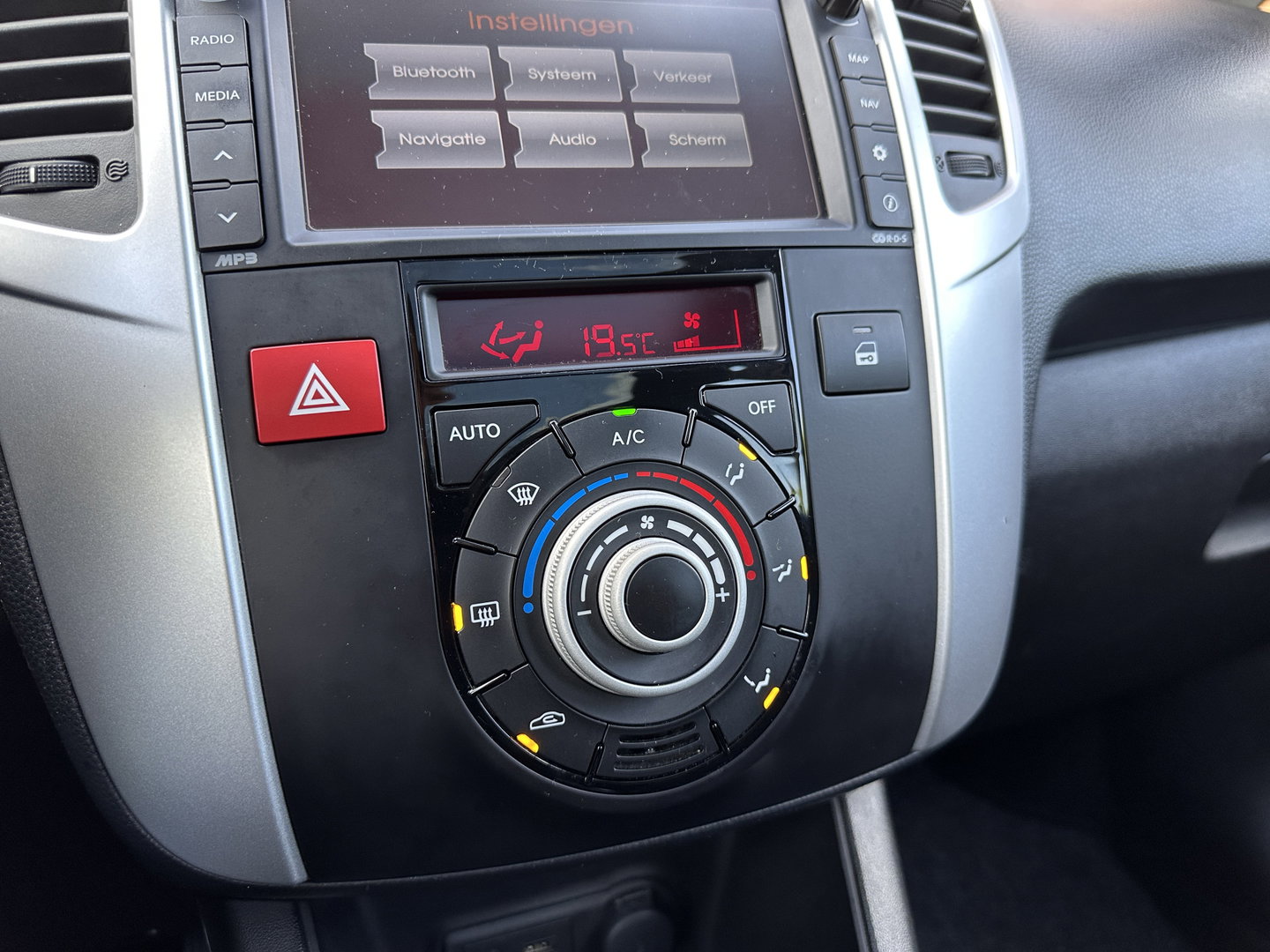 Kia Venga 1.6 CVVT ExecutiveLine | Panoramadak | Cruise Control | Achteruitrijcamera | Airconditioning | Bluetooth | Isofix