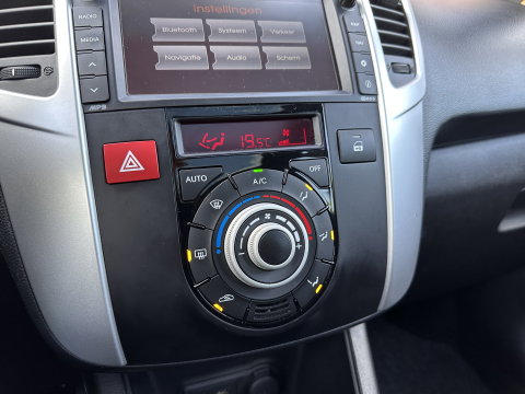 Kia Venga 1.6 CVVT ExecutiveLine | Panoramadak | Cruise Control | Achteruitrijcamera | Airconditioning | Bluetooth | Isofix
