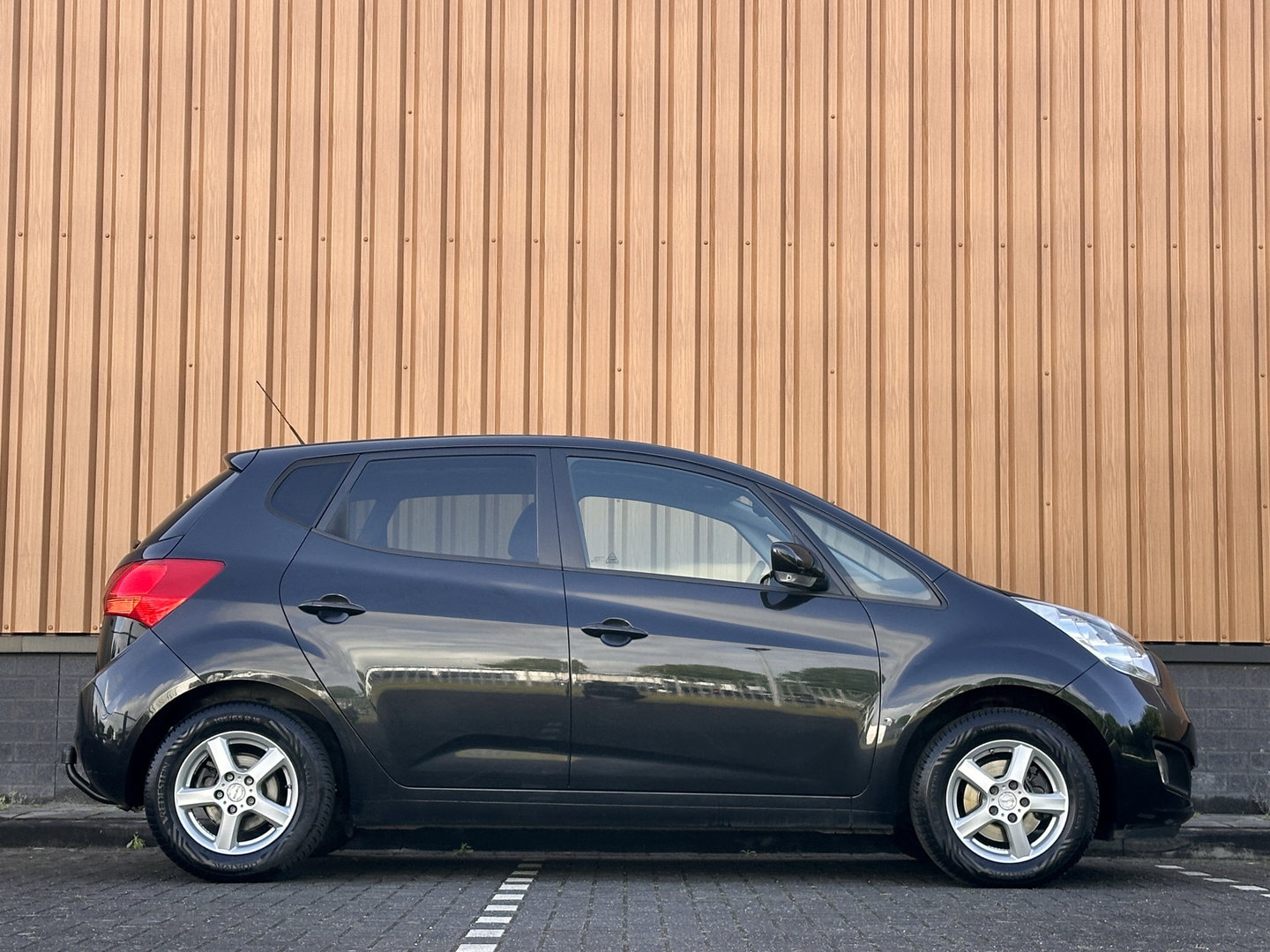 Kia Venga 1.6 CVVT ExecutiveLine | Panoramadak | Cruise Control | Achteruitrijcamera | Airconditioning | Bluetooth | Isofix