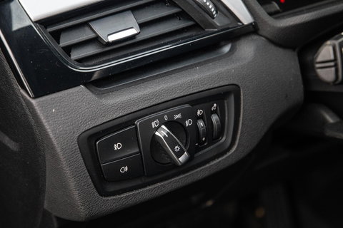 BMW X1 xDrive25e Executive X CAMERA / CARPLAY / HEAD UP DISPLAY / LEDER / LED / CRUISE CONTROLE / STOELVERWARMING